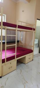 Postel nebo postele na pokoji v ubytování HathaYogashram Hostel