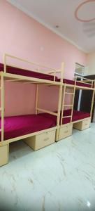 Postel nebo postele na pokoji v ubytování HathaYogashram Hostel