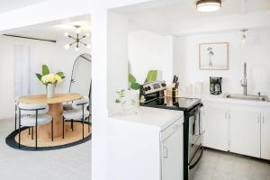 Η κουζίνα ή μικρή κουζίνα στο Oceanview Villa Walk to Beach & Cruz Bay +16 φωτογραφίες