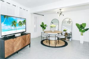 Μια τηλεόραση ή/και κέντρο ψυχαγωγίας στο Oceanview Villa Walk to Beach & Cruz Bay