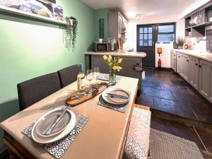 TrevorにあるMynydd A Mor, Mountains And Seaのキッチン(皿、グラス付)