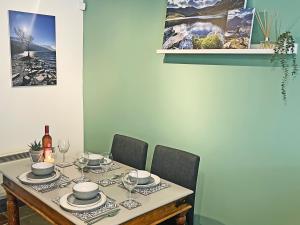 TrevorにあるMynydd A Mor, Mountains And Seaのダイニングルーム(椅子、ガラス付きテーブル付)