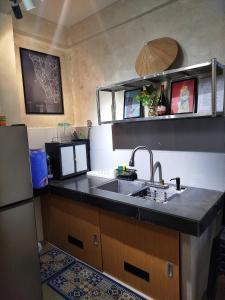 Kuchyň nebo kuchyňský kout v ubytování Staycation by ALCD