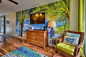 a living room with a painting of palm trees at BLACK FRIDAY SALE NoW in Kailua-Kona +78 photos