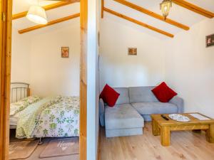 een woonkamer met een bank en een bed bij Lion House- Uk45705 in Brinkley