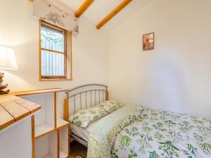 een slaapkamer met een bed, een bureau en een raam bij Lion House- Uk45705 in Brinkley +7 foto's