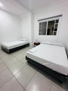 Postel nebo postele na pokoji v ubytování Sea Lion Suite 02 + 14 fotografií