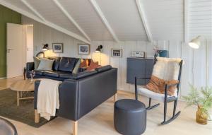 Posezení v ubytování 3 Bedroom Gorgeous Home In Knebel