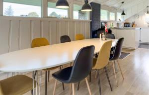 Kuchyň nebo kuchyňský kout v ubytování 3 Bedroom Gorgeous Home In Knebel