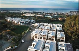 eine Luftansicht einer Reihe weißer Apartmentgebäude in der Unterkunft Aewol Penthouse in Jeju-do