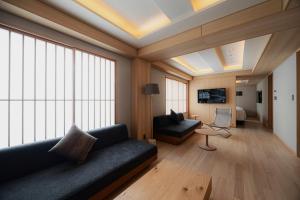 een woonkamer met een bank en een stoel bij soyo-ka kyoto sanjo in Kyoto