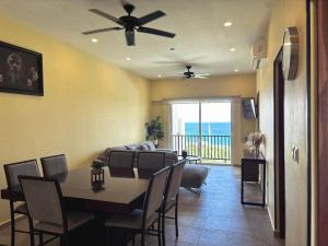 een eetkamer en een woonkamer met een tafel en een bank bij Holiday apartment at La Diosa condos Isla Mujeres in Isla Mujeres