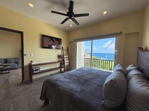 een slaapkamer met een bed en uitzicht op de oceaan bij Holiday apartment at La Diosa condos Isla Mujeres in Isla Mujeres