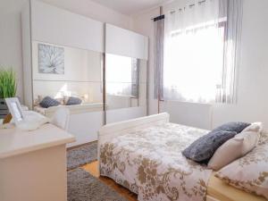 een witte slaapkamer met een bed en een raam bij Prima Natura, Imotski in Kutleše +51 foto's