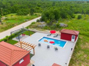 een bovenaanzicht van een zwembad en een huis bij Holiday home in Slivno with swimming pool in Slivno
