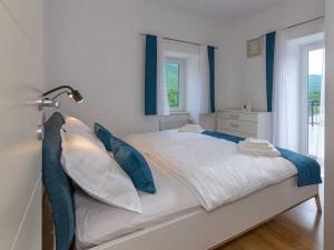 een slaapkamer met een groot bed met blauwe kussens bij Holiday home in Slivno with swimming pool in Slivno +40 foto's