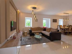 een woonkamer met een bank en een tafel bij Holiday home in Slivno with swimming pool in Slivno