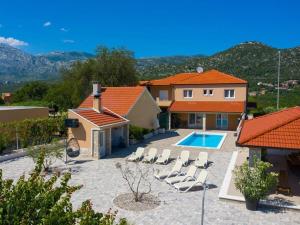 een villa met zwembad en huis bij Zara with heated hydromassage pool in Jasena Majići