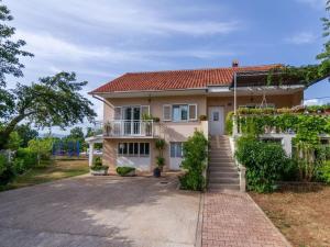 a house with a driveway in front of it at Villa Mia with pool in Aračići