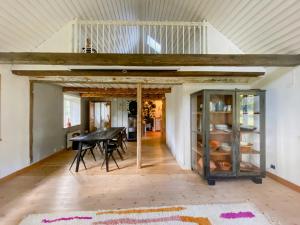Un comedor con mesa y sillas en Framed Structure With Annexes In Österlen, en Brösarp