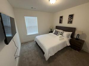 Postel nebo postele na pokoji v ubytování Bright, charming, modern townhouse in Winder