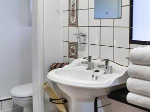 Culver Cottage - Uk48987 في لوي: حمام أبيض مع حوض ومرحاض