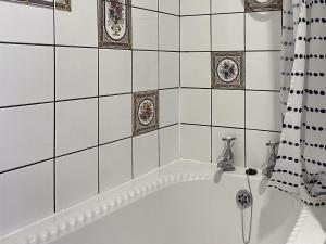 Culver Cottage - Uk48987 في لوي: حمام مع حوض استحمام مع ستارة دش +14 صورة