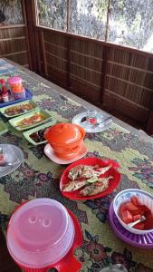 a table with plates and bowls of food on it at "Saporkren Homestay Raja Ampat" in Tapokreng