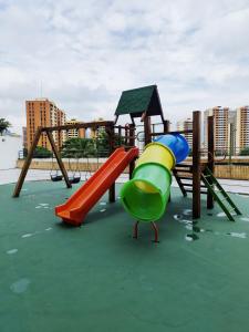 een lege speeltuin met een glijbaan en een glijbaan bij Hosting in Naguanagua in Naguanagua