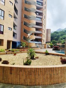 een binnenplaats voor twee hoge gebouwen bij Hosting in Naguanagua in Naguanagua