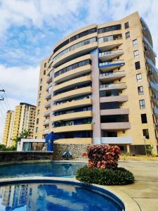 een gebouw met een zwembad voor een gebouw bij Hosting in Naguanagua in Naguanagua