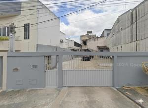 een poort met een hek voor enkele gebouwen bij Casa com Quarto e Garagem, Alto da Cruz, Camaçari in Camaçari