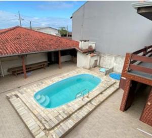 an overhead view of a swimming pool on a house at Casas em frente ao mar com piscina, churrasqueira in Pontal do Paraná