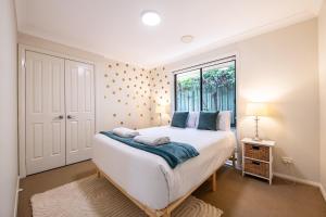 Postel nebo postele na pokoji v ubytování Under the Grapevines with Pool & BBQ + 15 fotografií