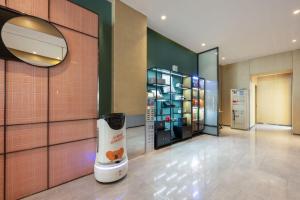 a store lobby with a large mirror on the wall at Jin Yi Youxuan Hotel Baotou Wanda Plaza Branch in Baotou