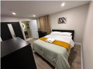 Postel nebo postele na pokoji v ubytování 1-Bedroom 1Bathroom Entire Unit closer to Fairview Mall & Waterloo Airport