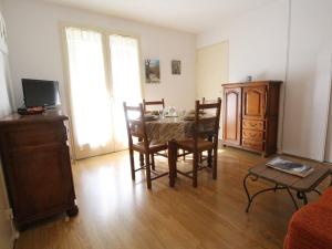 TV a/nebo společenská místnost v ubytování T2 Centre Luchon - Balcon - Parking Inclus - Animaux Bienvenus - FR-1-313-245