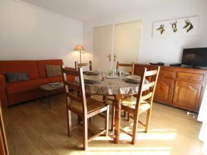 TV a/nebo společenská místnost v ubytování T2 Centre Luchon - Balcon - Parking Inclus - Animaux Bienvenus - FR-1-313-245