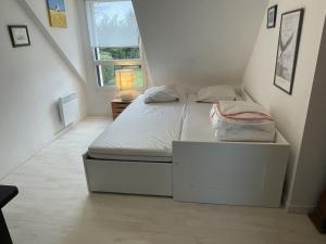 Un dormitorio pequeño con una cama en una habitación. en Maison calme pour 10 pers, proche plage, Port Navalo, animaux admis, wifi - FR-1-775-42, en Port-Navalo