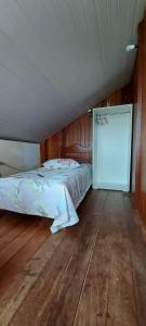 a bedroom with a bed and a sliding glass door at Kitinet 06 aconchego, 350 meters from 4 Ilhas in Bombinhas