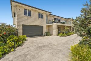 een groot bakstenen huis met een garage bij Sorrento City Style in Sorrento