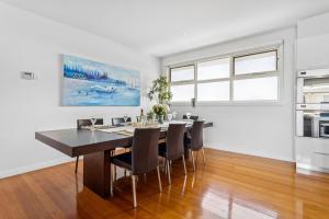 een eetkamer met een tafel en stoelen bij Sorrento City Style in Sorrento