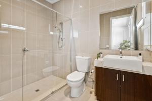 een badkamer met toilet, douche en wastafel bij Sorrento City Style in Sorrento +23 foto's