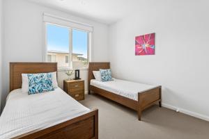 een slaapkamer met twee bedden en een raam bij Sorrento City Style in Sorrento