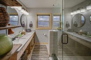 Phòng tắm tại Luxury Retreat with Jaw-Dropping Mountain Views +38 ảnh