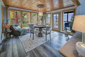 Khu vực ghế ngồi tại Luxury Retreat with Jaw-Dropping Mountain Views