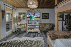 Giường trong phòng chung tại Luxury Retreat with Jaw-Dropping Mountain Views