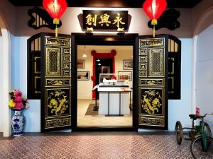 普吉镇Go Inn Montri Phuket Old Town x2的通往带厨房的房间的大门