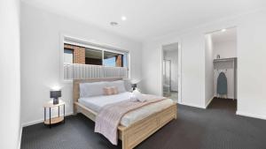 Postel nebo postele na pokoji v ubytování Modern Family Home