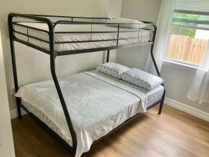 zwei Etagenbetten in einem Zimmer mit Fenster in der Unterkunft Orlando Luxury Home in Orlando